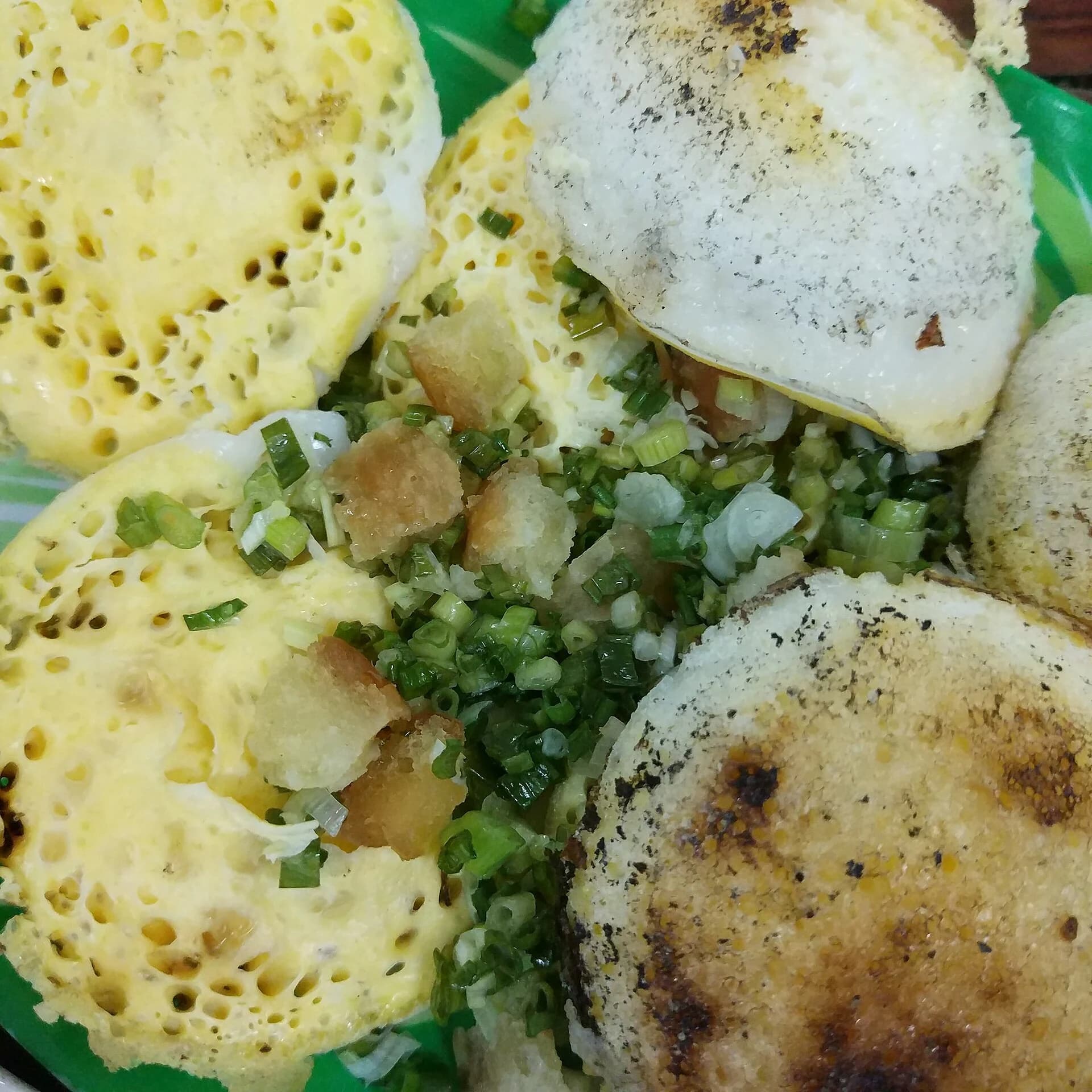 Đĩa bánh căn kèm nước chấm