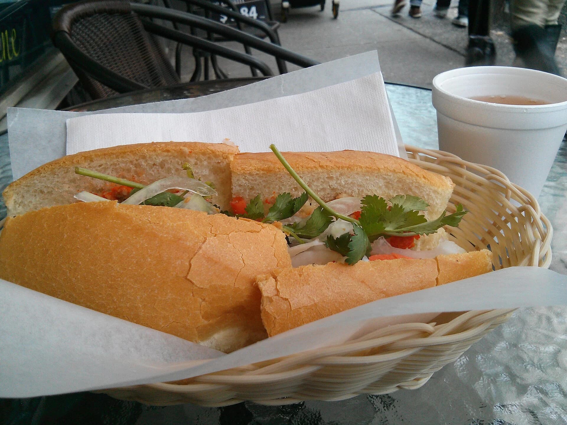 Bánh mì Việt Nam cắt đôi
