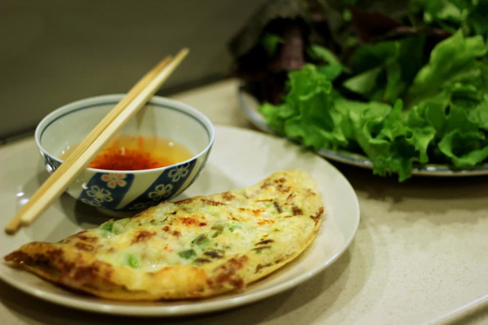 Bánh xèo ăn kèm nước mắm chua ngọt