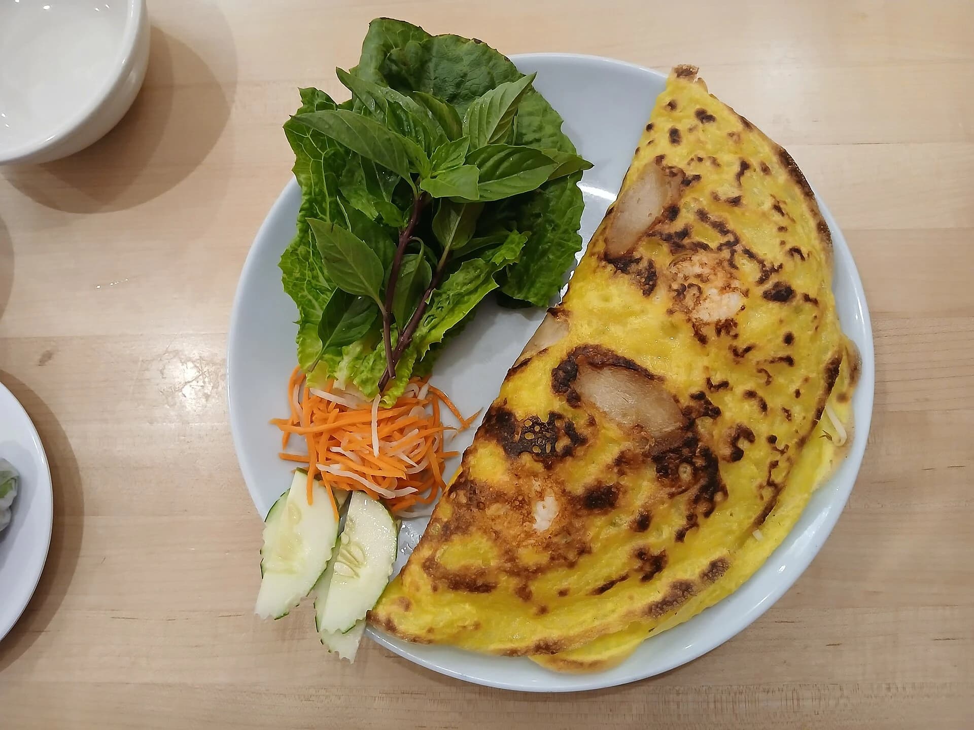 Bánh xèo với tôm thịt và rau sống