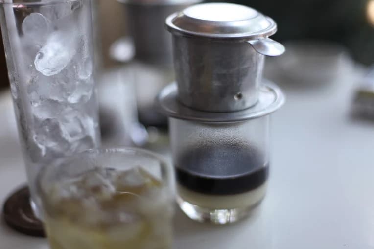 Pha cà phê sữa đá