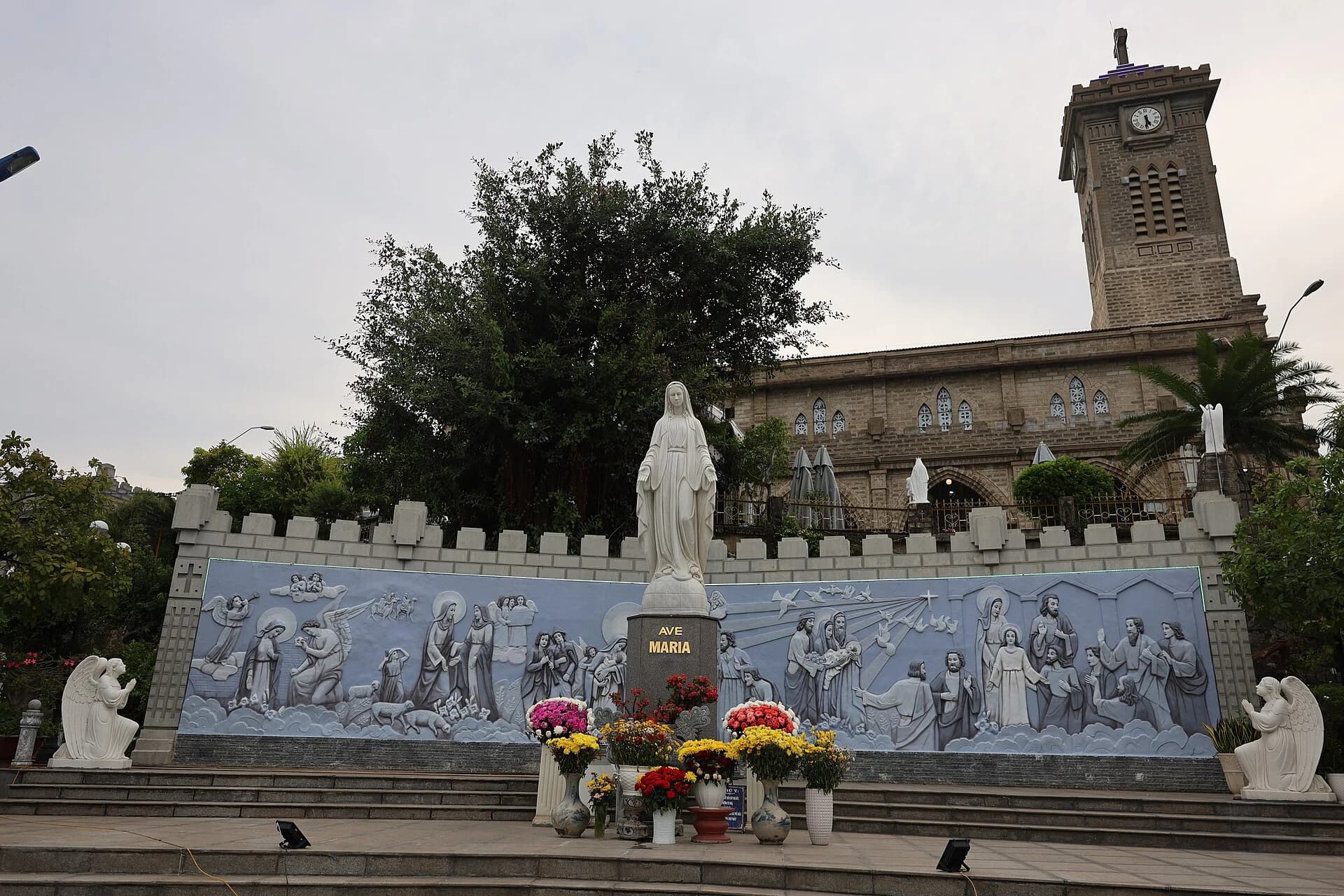 Khoảng sân Ave Maria trước nhà thờ Núi