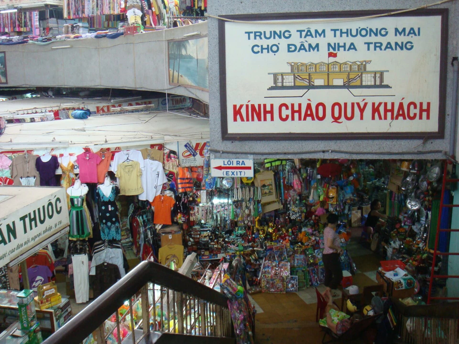 Sạp hàng trong chợ Đầm
