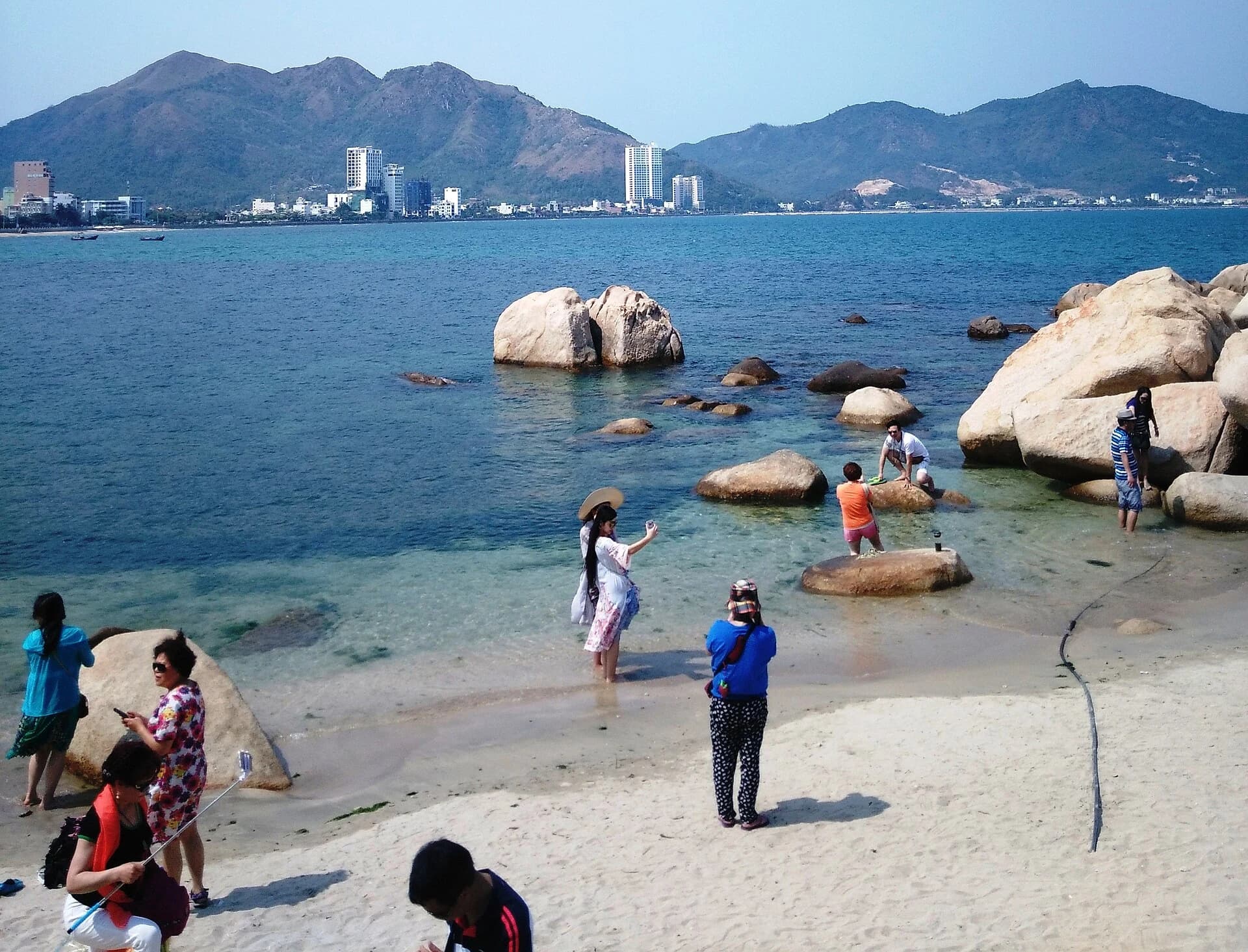 Bờ biển nhìn từ Hòn Chồng