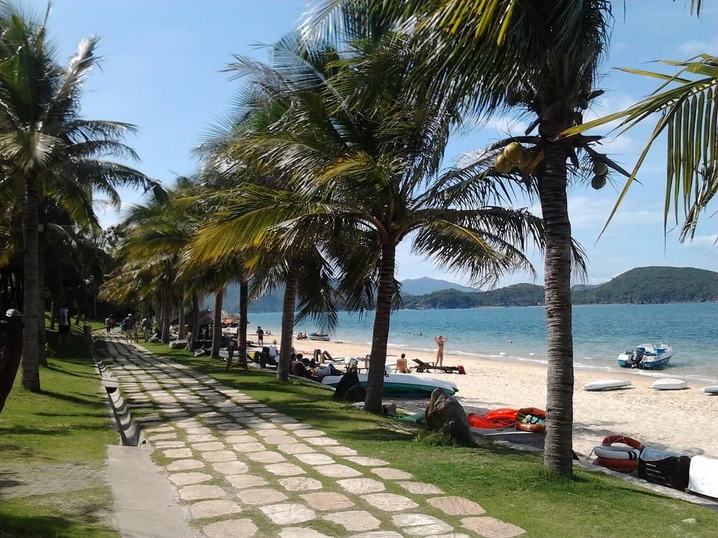 Bãi tắm trên đảo Hòn Tằm