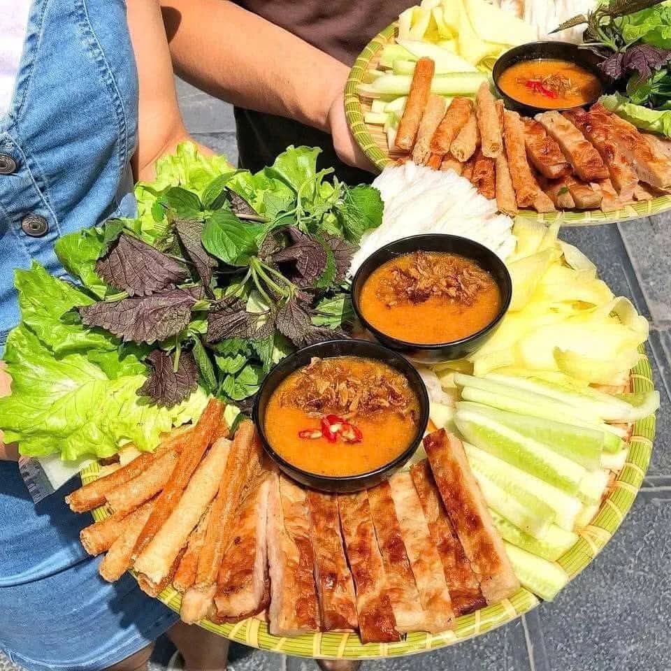 Mẹt nem nướng Nha Trang với rau sống, bánh tráng và tương chấm