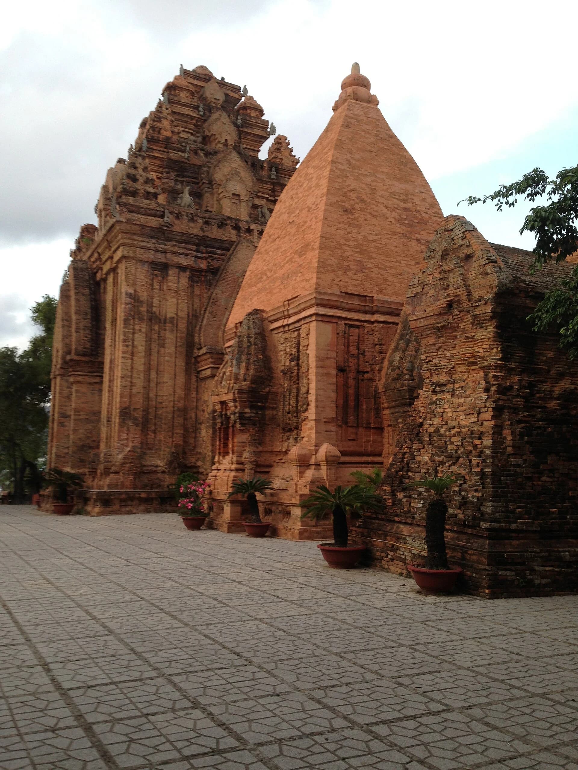 Tháp Bà Ponagar nhìn từ sân trước