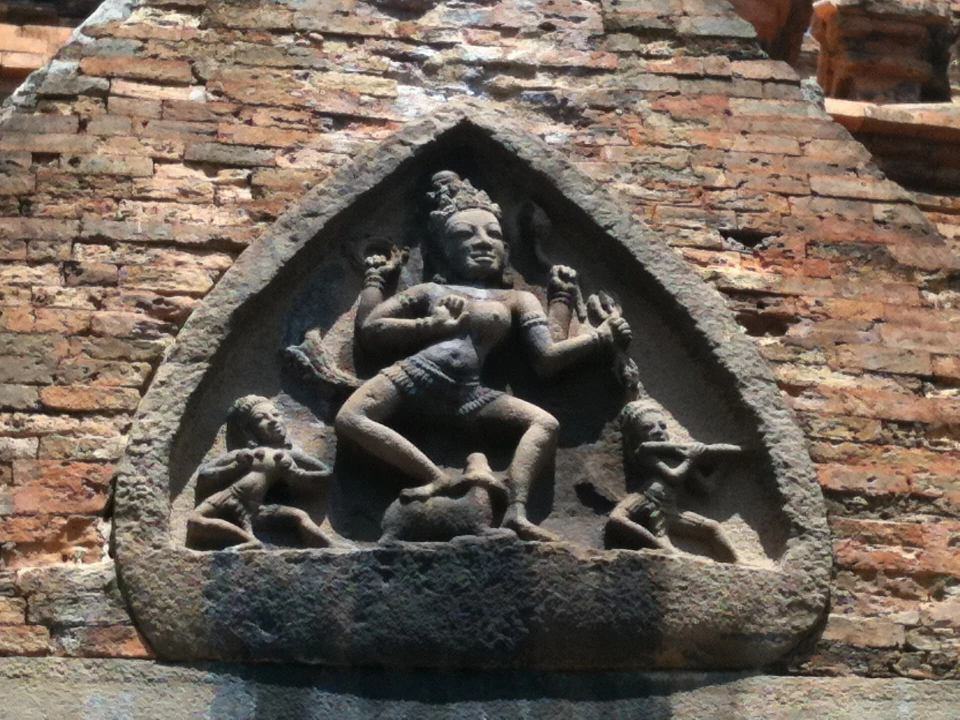 Chạm khắc mặt đông tháp Ponagar