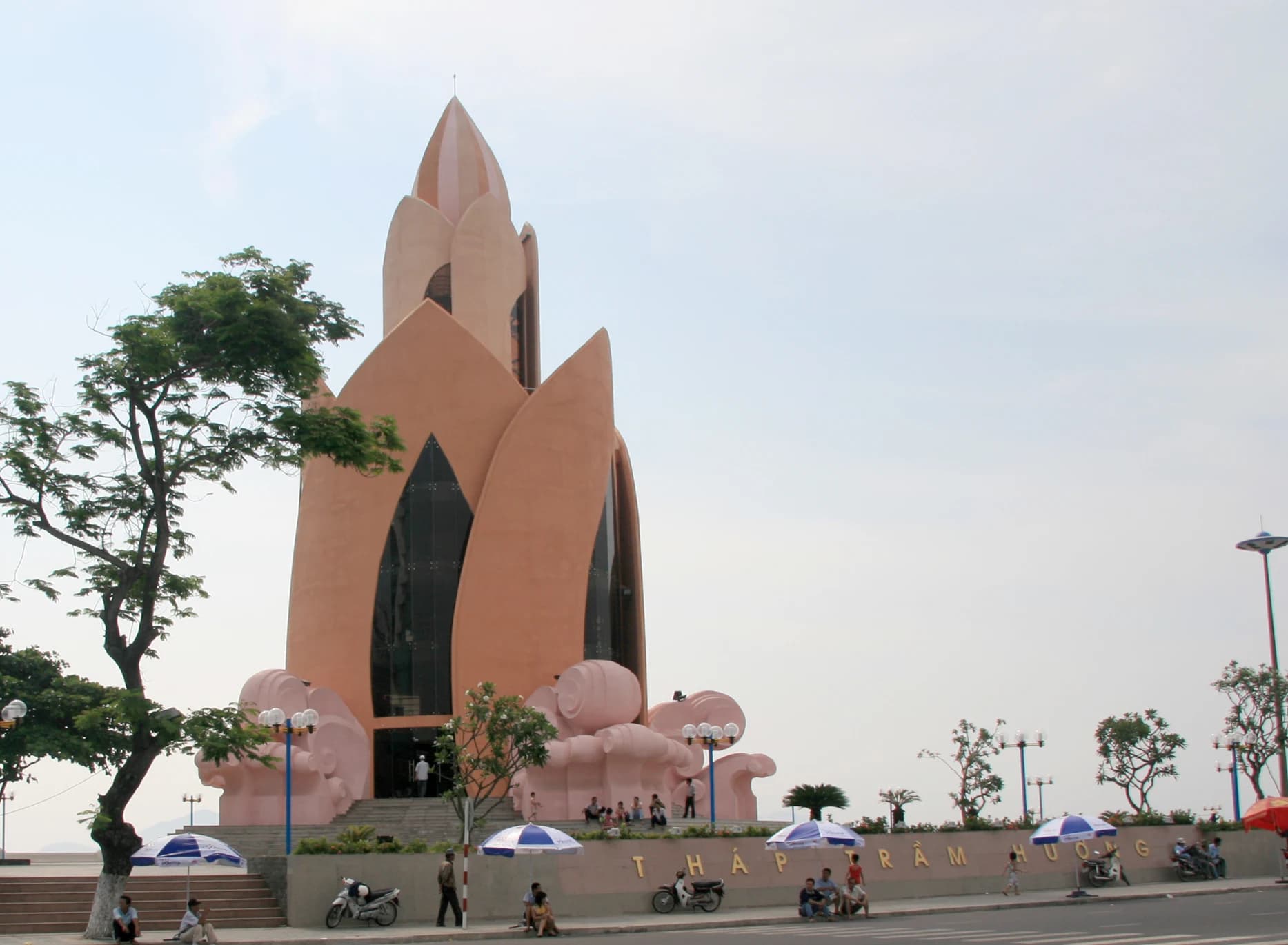 Tháp Trầm Hương giữa ban ngày