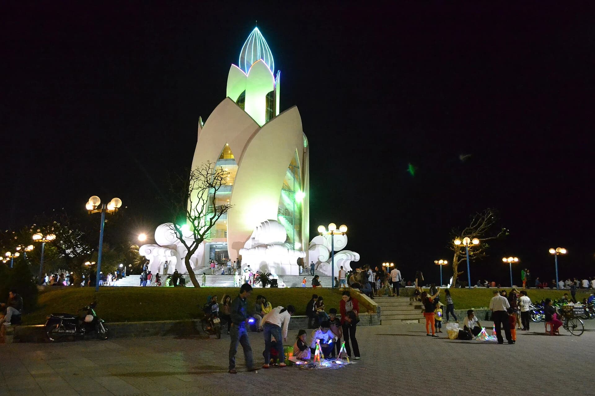 Tháp Trầm Hương bên quảng trường trung tâm Nha Trang