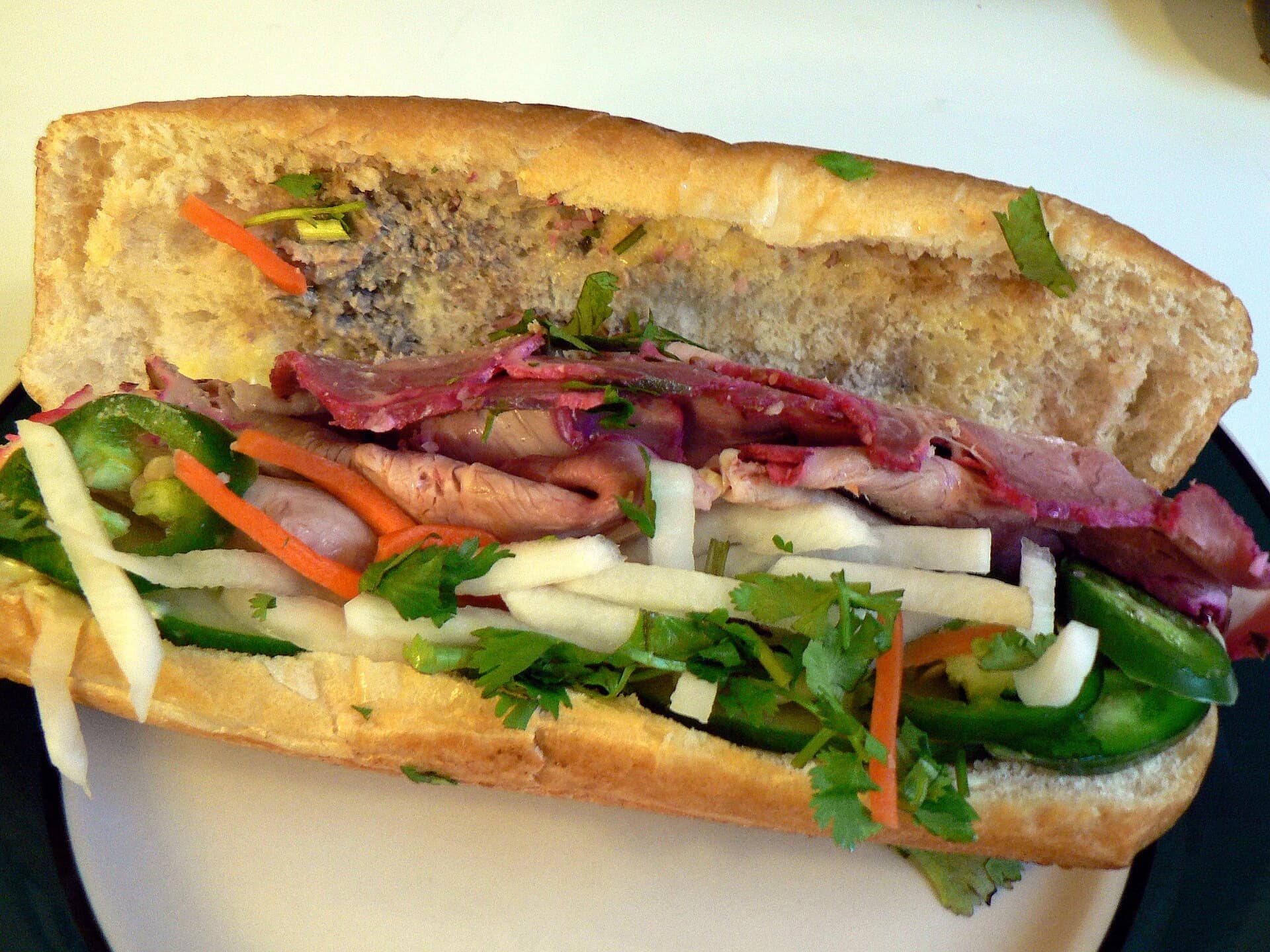 Bánh mì kẹp thịt và rau