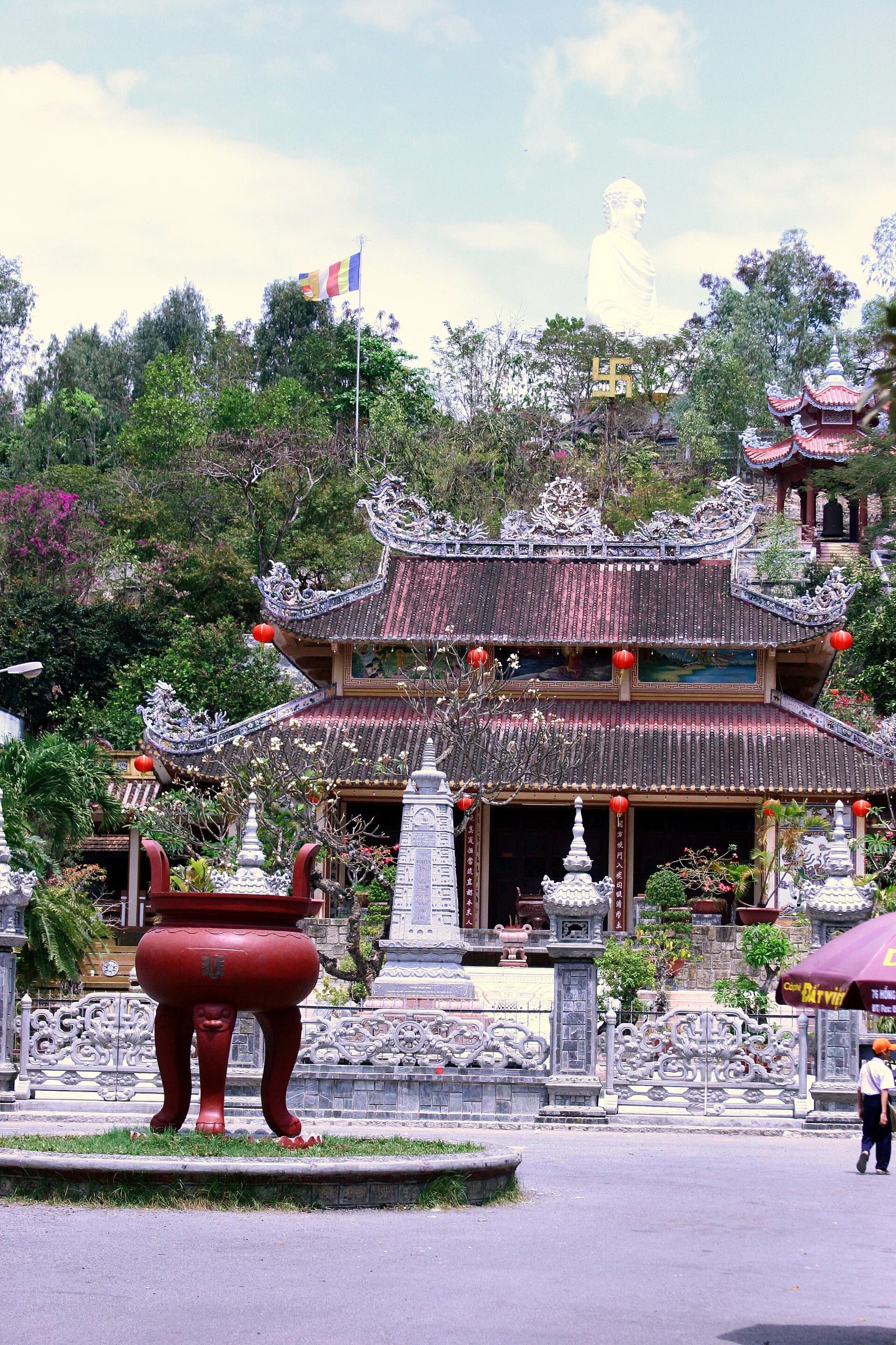 Tượng Phật trắng trên đồi Trại Thủy