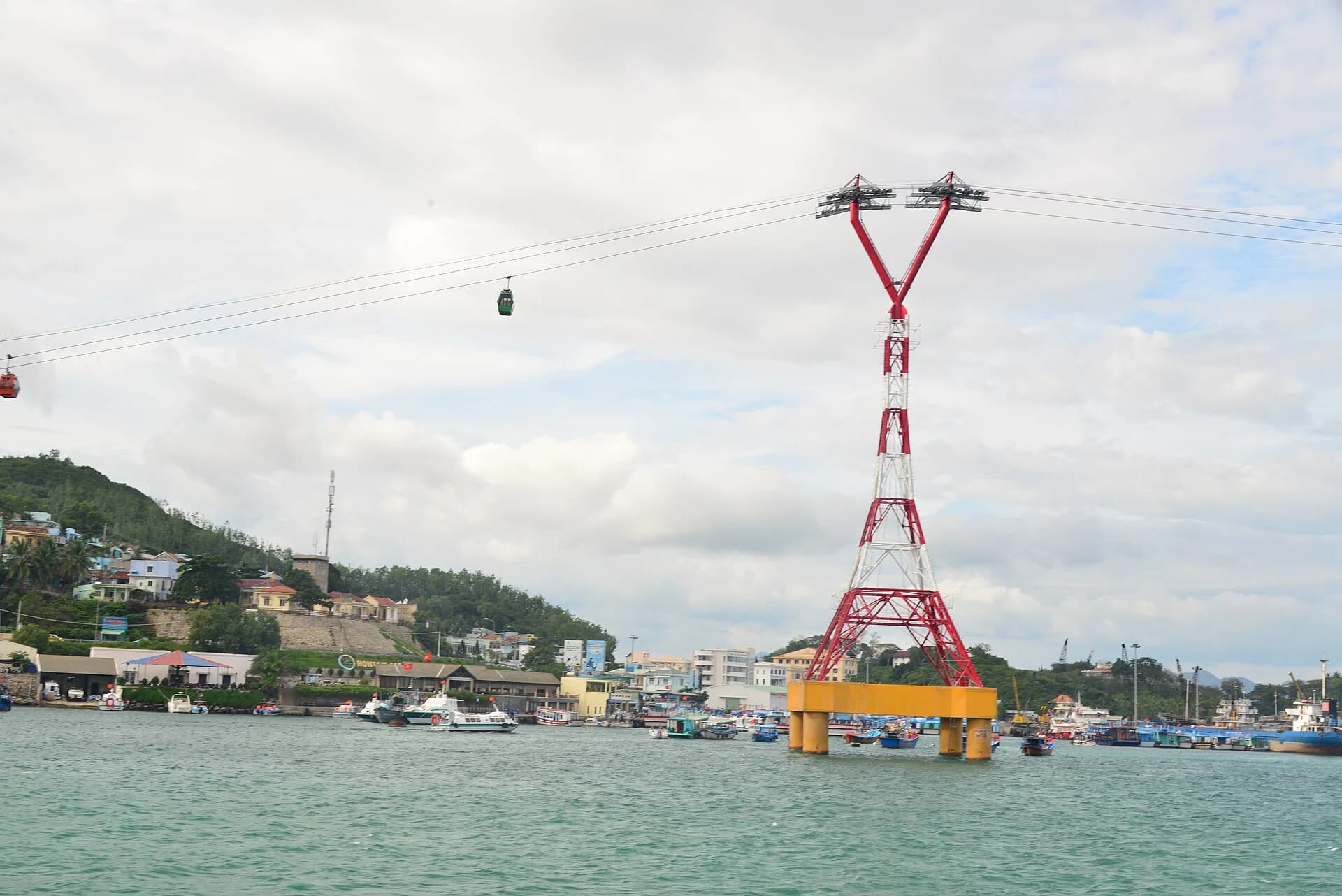 Cabin cáp treo Vinpearl trên vịnh Nha Trang