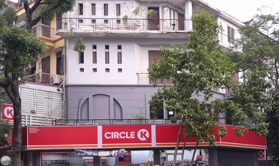 The front of a Circle K store, red sign band above lit shelves inside