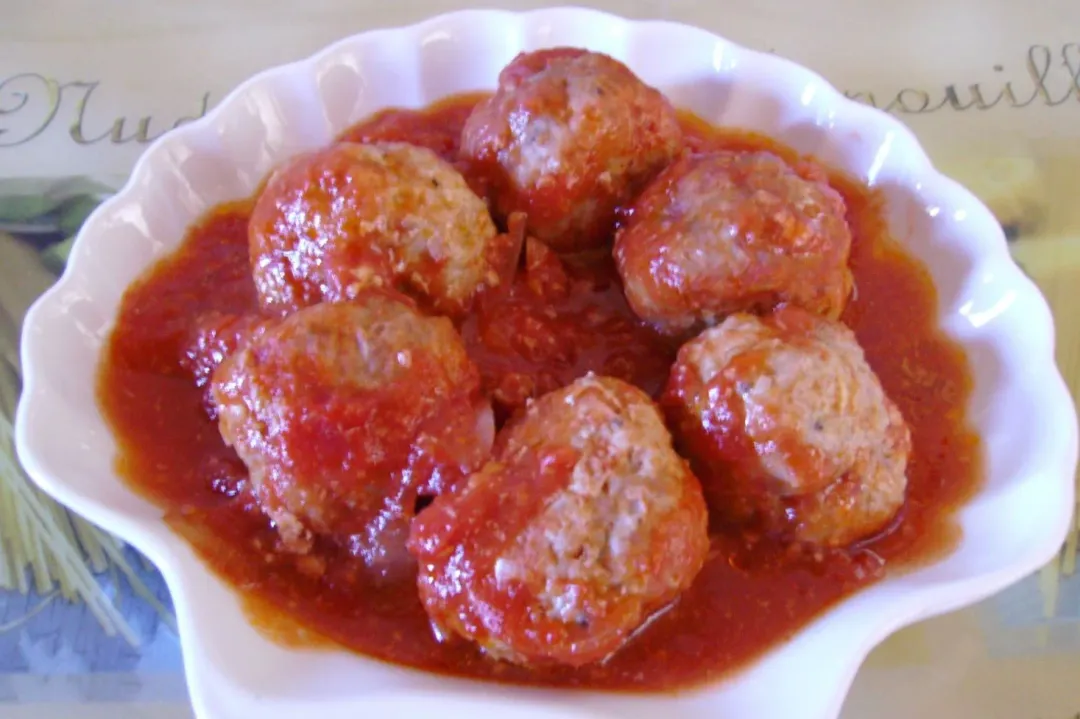 A bowl of xíu mại. Pork balls in tomato sauce