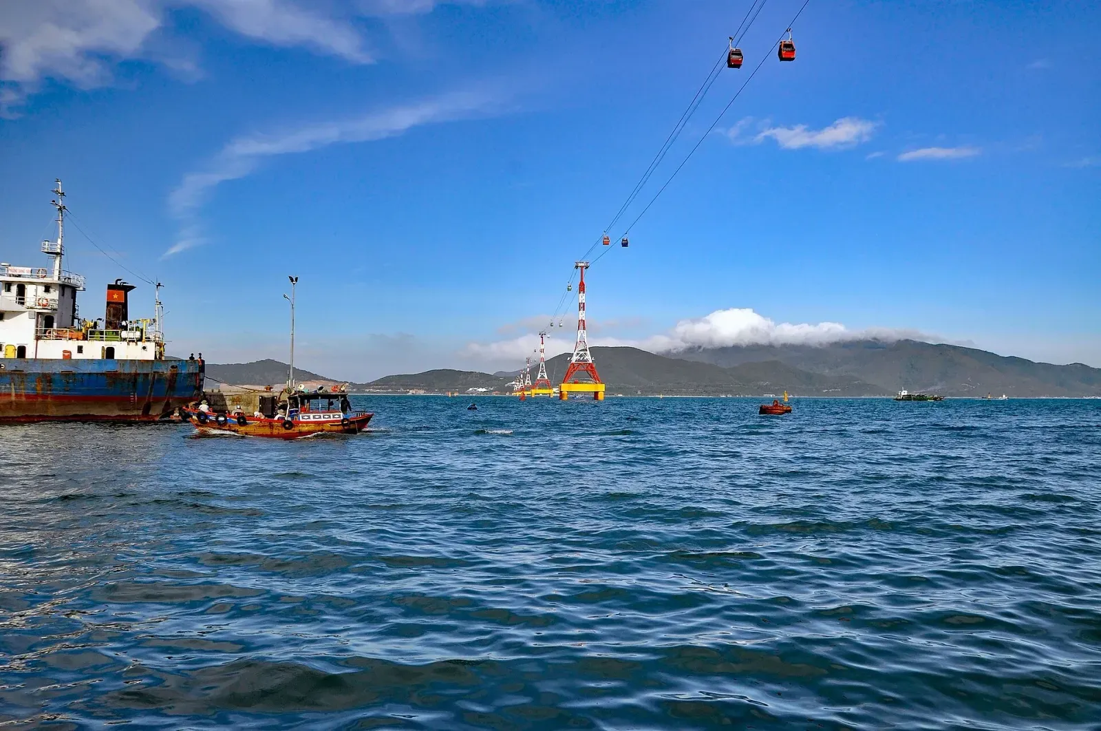 The over-sea cable car to Hon Tre island